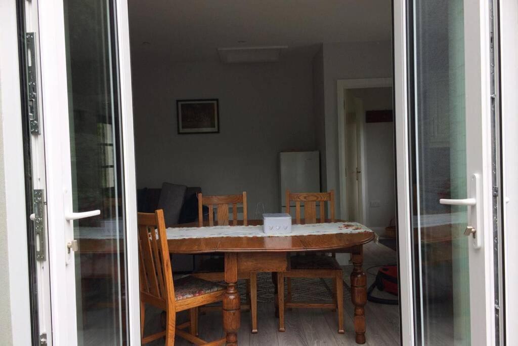 Mews With Garden Views Apartment Карлоу Екстериор снимка